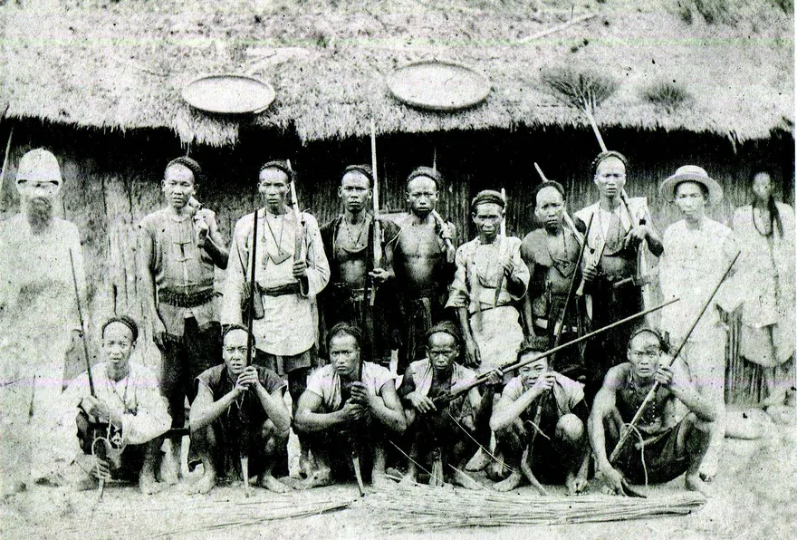 噶瑪蘭平埔族的火繩槍隊。他們經常當隨扈護送馬偕過「番界」,圖中後排右一(戴帽者)是嚴清華。後排左二是漢人嚮導肩上為連發步槍。