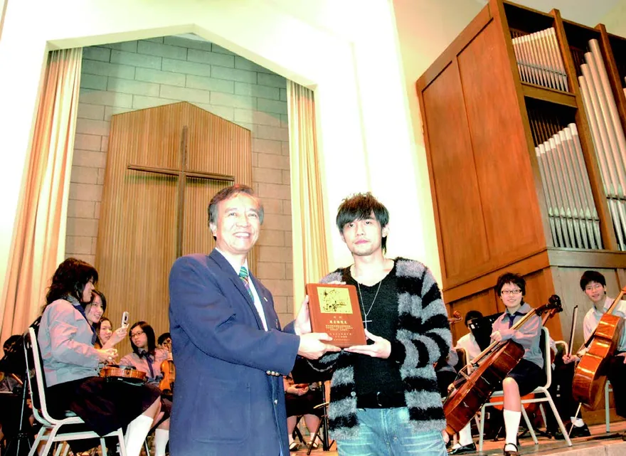 為表彰淡江音樂班第一屆畢業生周杰倫在臺灣及國際演藝界的傑出表現,姚校長於 2006 年頒贈周杰倫音樂班榮譽班主任。