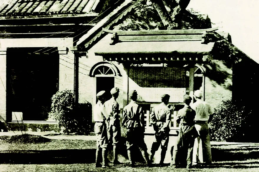 台北神學校遷往台北雙連後,馬偕博士所建的牛津學堂,被淡水高女改為學生宿舍「美寮」。有坂校長在其前方立有牌坊介紹校史。