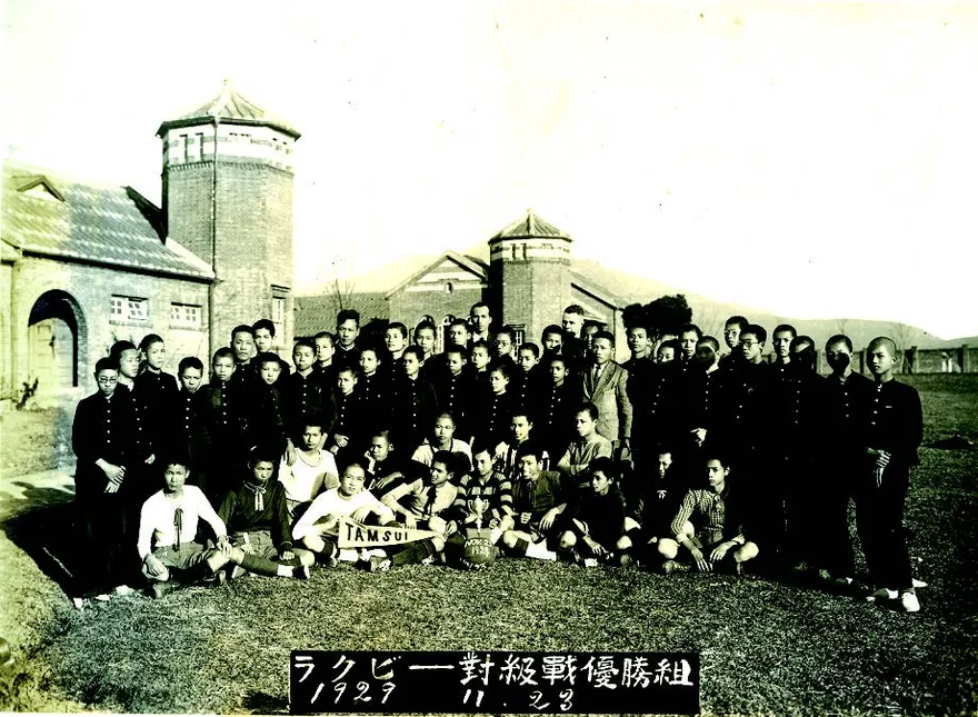 日本中學校的校服是社會全面西化,脫亞入歐的象徵。對男生也有服儀檢查。