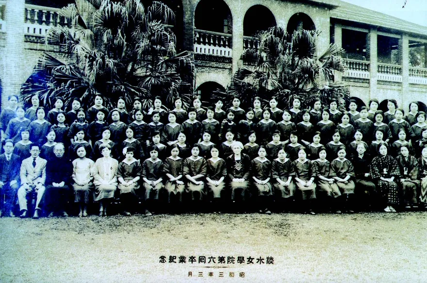 圖為淡水女學院冬季的校服與一般日本女子高校的校服,同中有異,頗具特色。