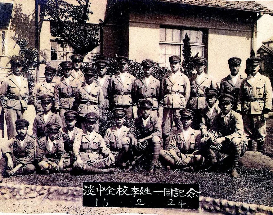 圖為淡水女學院冬季的校服與一般日本女子高校的校服,同中有異,頗具特色。