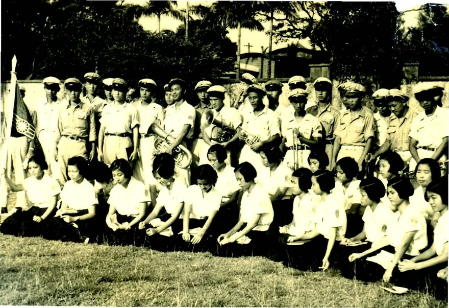 由參加朝會女生所著制服,可看到夏季水兵領顏色為深藍色加白邊。