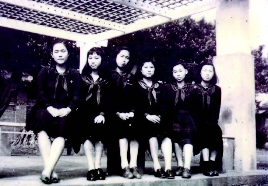 戰爭期間淡水高女學生穿冬季校服戴圓帽到淡水火車站,為畢業學姐「南支行」擔任看護助手壯行。
