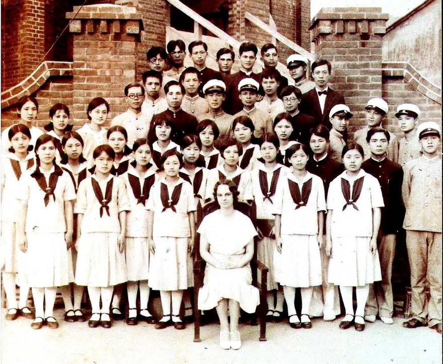 由參加朝會女生所著制服,可看到夏季水兵領顏色為深藍色加白邊。