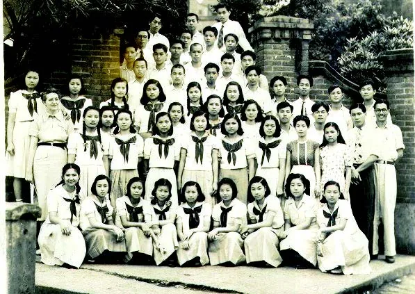 戰爭期間淡水高女學生穿冬季校服戴圓帽到淡水火車站,為畢業學姐「南支行」擔任看護助手壯行。