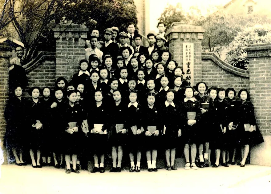 由參加朝會女生所著制服,可看到夏季水兵領顏色為深藍色加白邊。