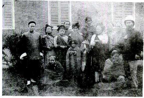 1891 年 2 月新店泰雅族 12 人,應馬偕博士之邀,在大頭目馬賴 Ma-Lai 的帶領下來淡水,接受三天兩夜的招待和參訪。