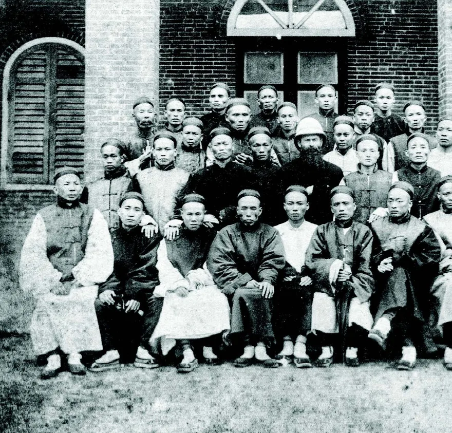 今日仍完整保存於真理大學校園內的馬偕博士故居。該建築建 1875 年,後方加蓋之二樓木造建築是馬偕博士身前使用的書房。後來這裡也成為偕叡廉校長的宿舍。馬偕家族三代都曾在此生活。