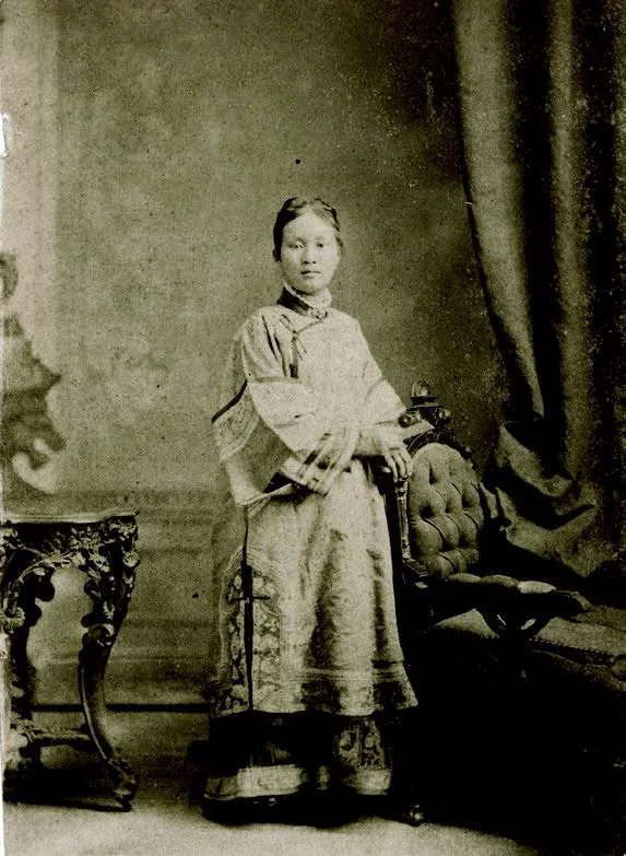 馬偕博士與及夫人張聰明女士,創辦於1884 年的「淡水女學堂」。