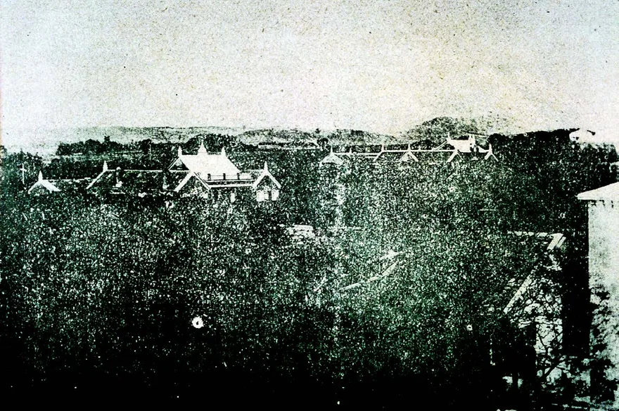 馬偕博士與及夫人張聰明女士,創辦於1884 年的「淡水女學堂」。
