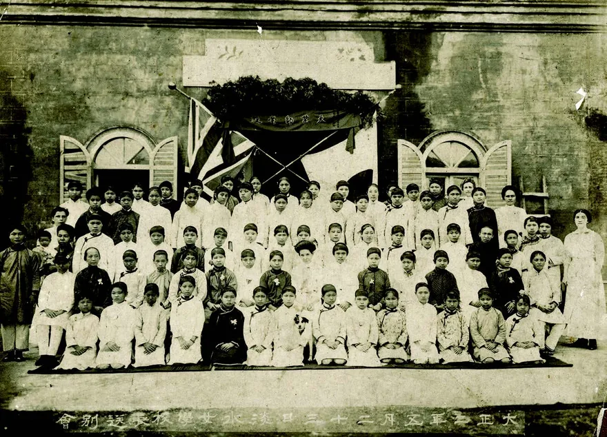馬偕博士與及夫人張聰明女士,創辦於1884 年的「淡水女學堂」。