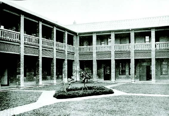 馬偕博士與及夫人張聰明女士,創辦於1884 年的「淡水女學堂」。