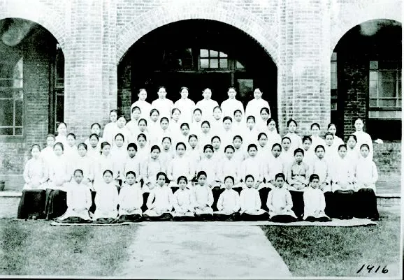 馬偕博士與及夫人張聰明女士,創辦於1884 年的「淡水女學堂」。
