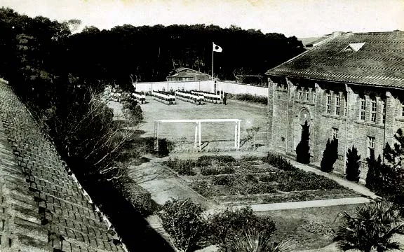 右側建有網球場,校舍與體育館北側也設有操場