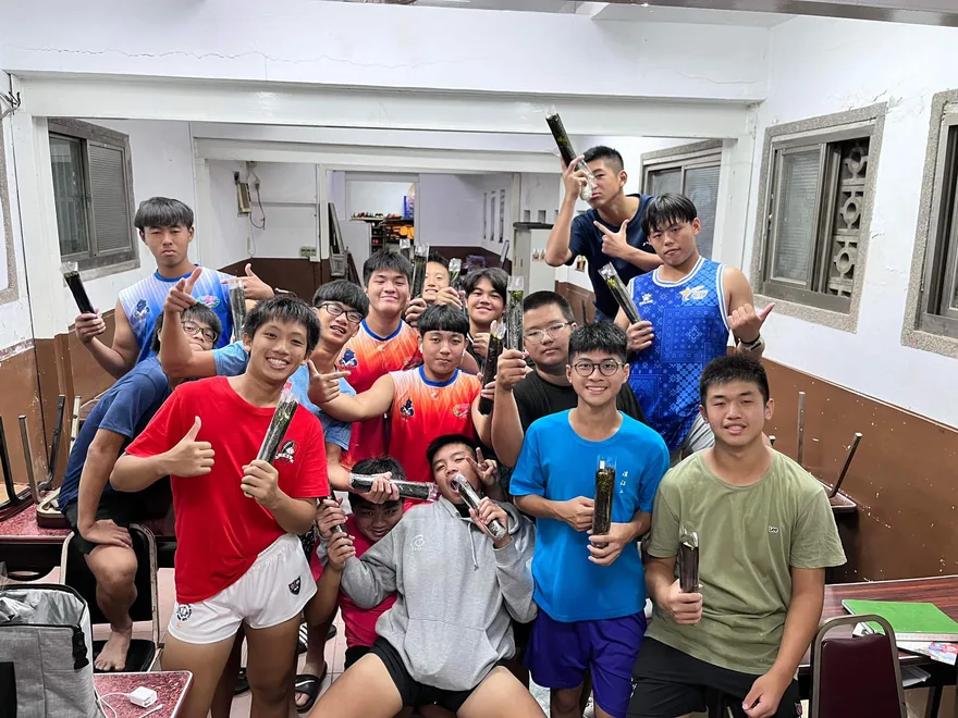 在夢想這條路上如果累了 要調整的是腳步 而不是改變初衷。 1