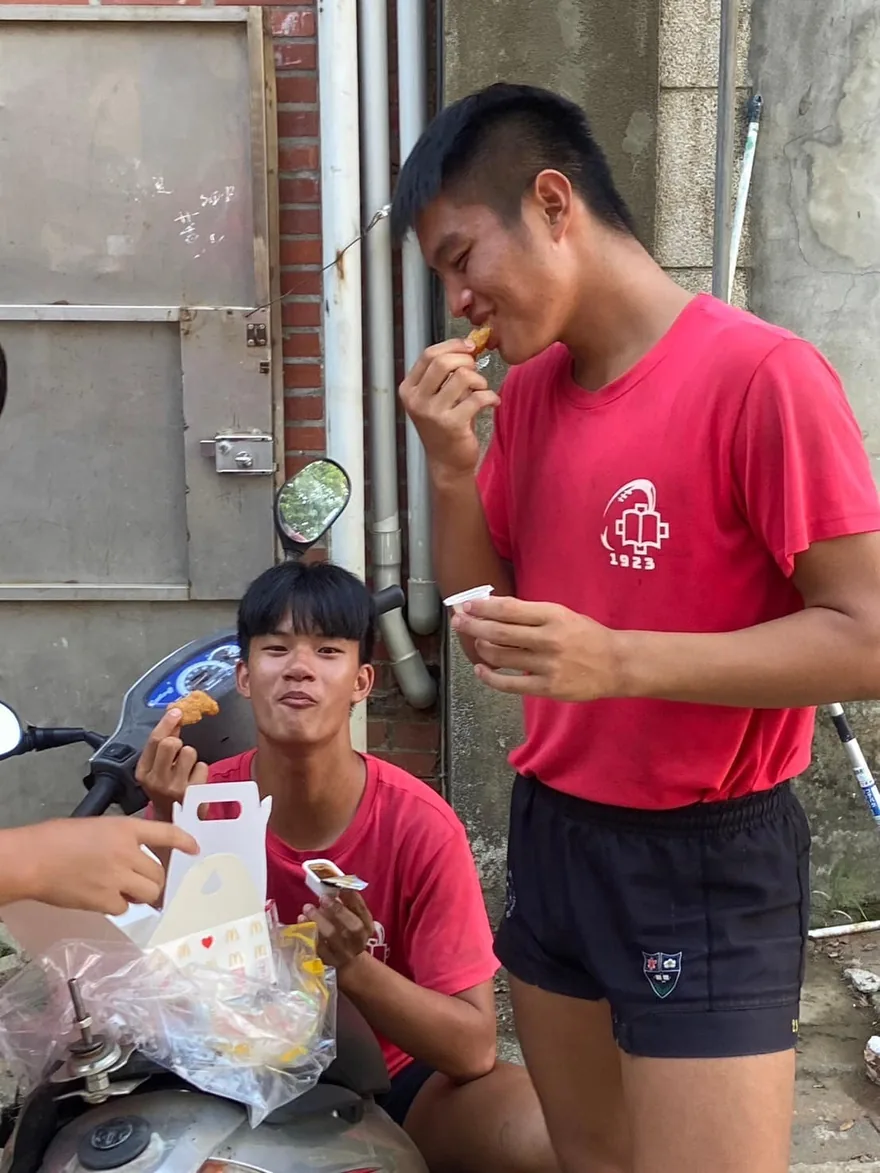 小將們開學的第一週假日,在學校頂著大太陽下訓練,訓練結束後宇軒媽媽準… 3