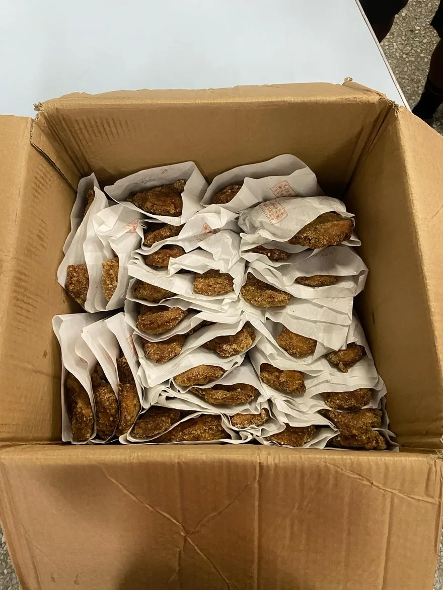 原先計劃上禮拜要準備校運會劃線,但遇到颱風操場積水和斷枝落葉,為了本… 1