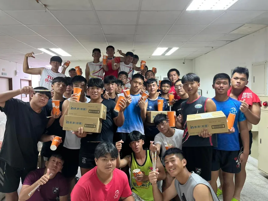 議長盃開賽第一天，小將們在場上拚盡全力，面對每一球、每一次碰撞都毫不… 1