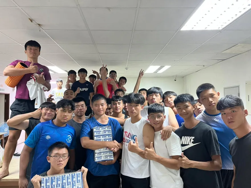 今天的比賽結束後，雖然汗水已經浸透球衣，但我們的心還在燃燒。就在這時… 1