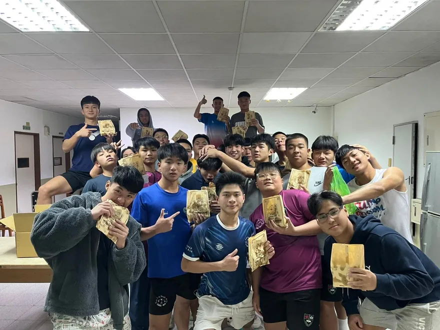 在這個寒冷的天氣裡，練完球能吃到一份熱騰騰的雞排，真的很溫暖。特別感… 1