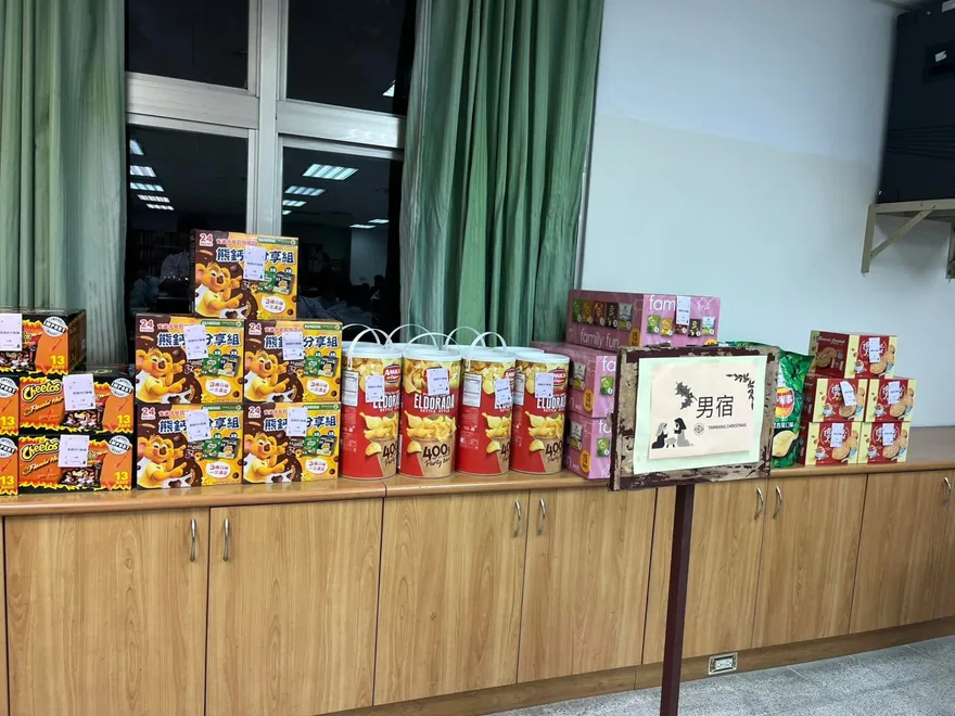 今天參加了住宿生的聖誕活動 一開始的餐會非常豐盛，大家一起用餐聊天，… 2
