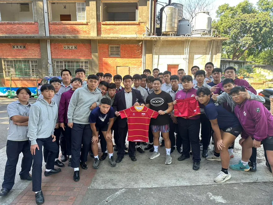特別感謝 135 屆淡江校友 梁世偉學長 熱心贊助在校生練習衣與練習… 1