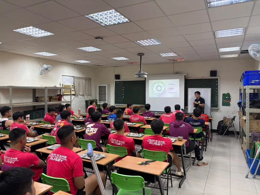 感謝文化大學與長榮大學特地蒞臨本校進行招生分享，讓同學們對未來升學方… 3