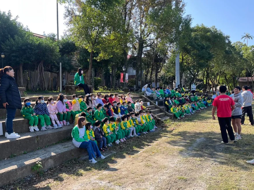 帶著純德幼兒園的小朋友一起體驗橄欖球，透過暖身、傳球練習、體驗達陣以… 1