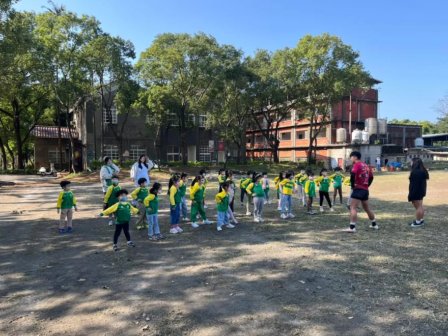 帶著純德幼兒園的小朋友一起體驗橄欖球，透過暖身、傳球練習、體驗達陣以… 2
