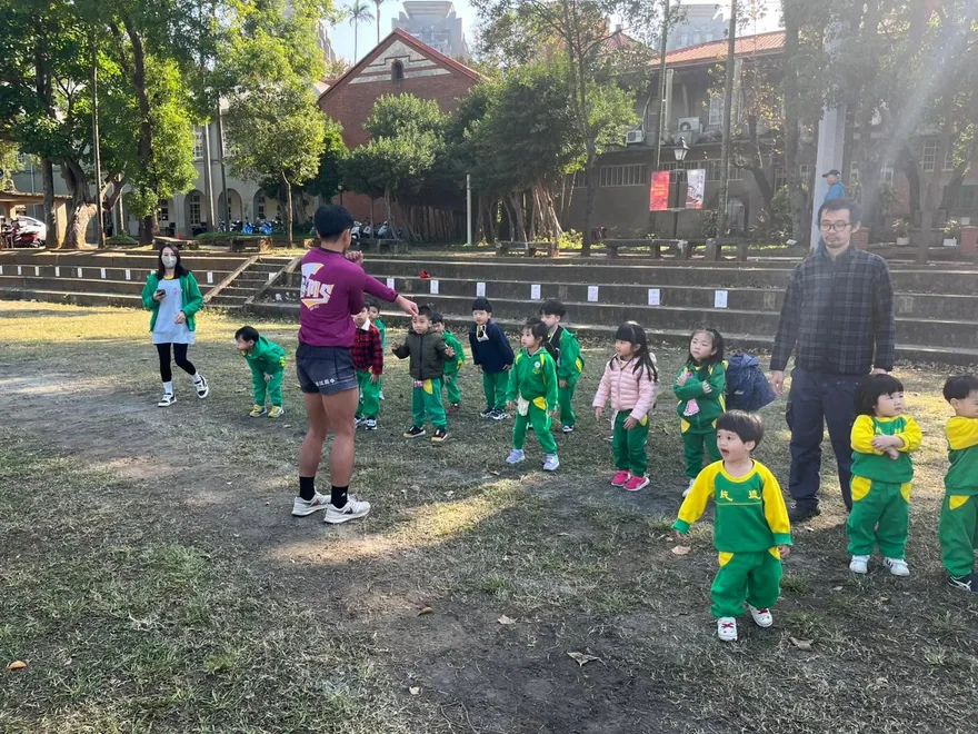 帶著純德幼兒園的小朋友一起體驗橄欖球，透過暖身、傳球練習、體驗達陣以… 3