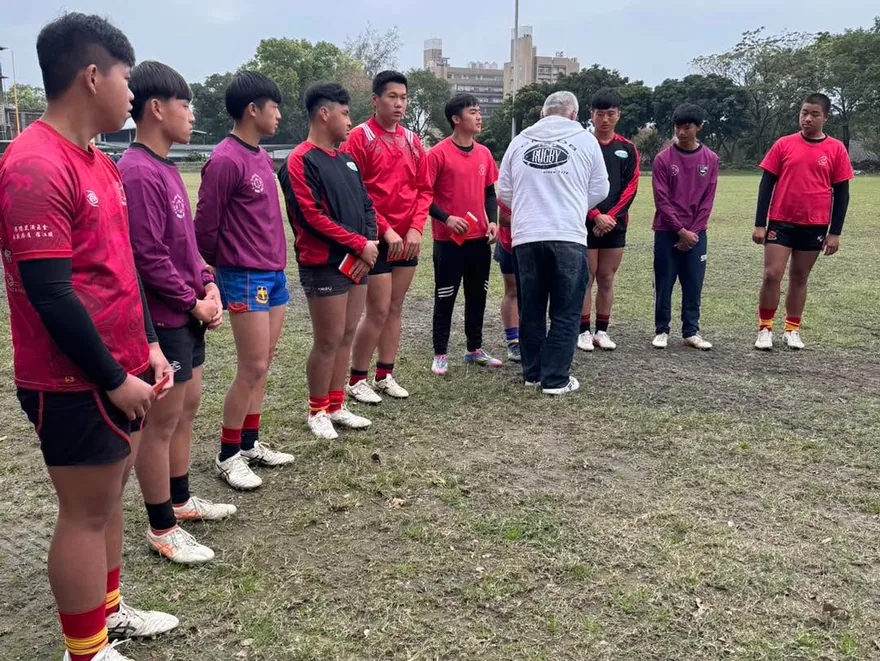 今日練習時志翰教練高中時期的指導教練，黃幹東教練蒞臨本校關心球隊訓練… 3