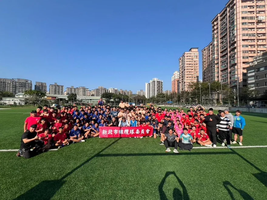 大年初六，新北市的國中、高中球隊齊聚新北市國際橄欖球場，一起進行新春… 1