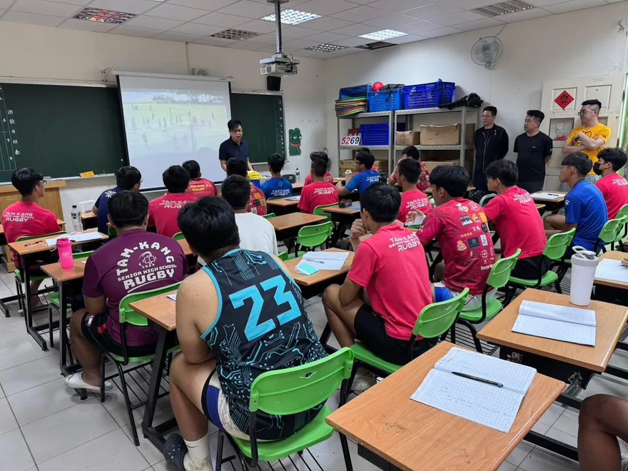 賽前感謝隊長的阿公阿嬤貼心準備麵包，讓我們在上場前補充能量；也感謝學… 2