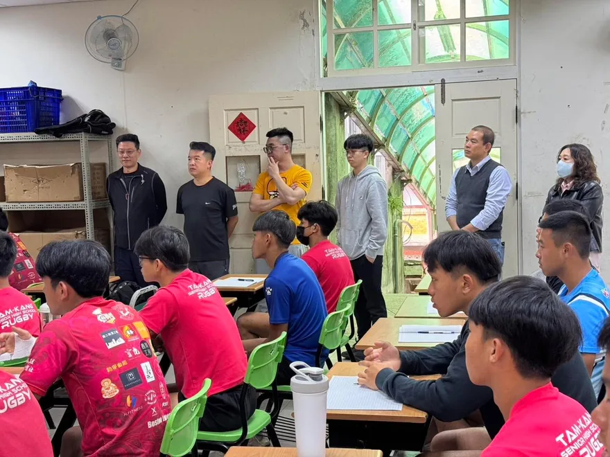 賽前感謝隊長的阿公阿嬤貼心準備麵包，讓我們在上場前補充能量；也感謝學… 3