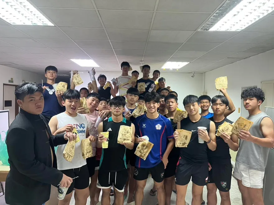 感謝柏元阿嬤、爸爸、媽媽貼心準備雞排和飲料，在訓練過後為大家補充滿滿… 1