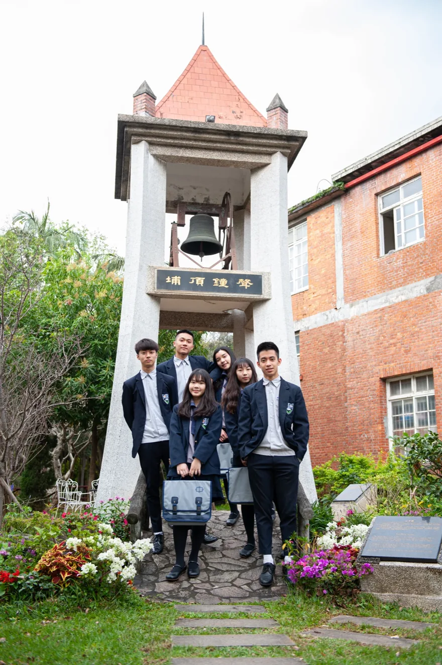 淡江高中學生在校園鐘樓前